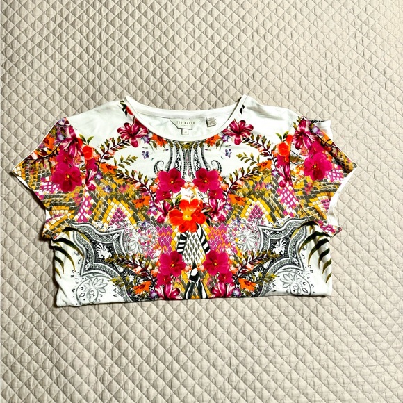 Ted Baker short sleeve T-shirt. Size 3. Like new! - Picture 3 of 6